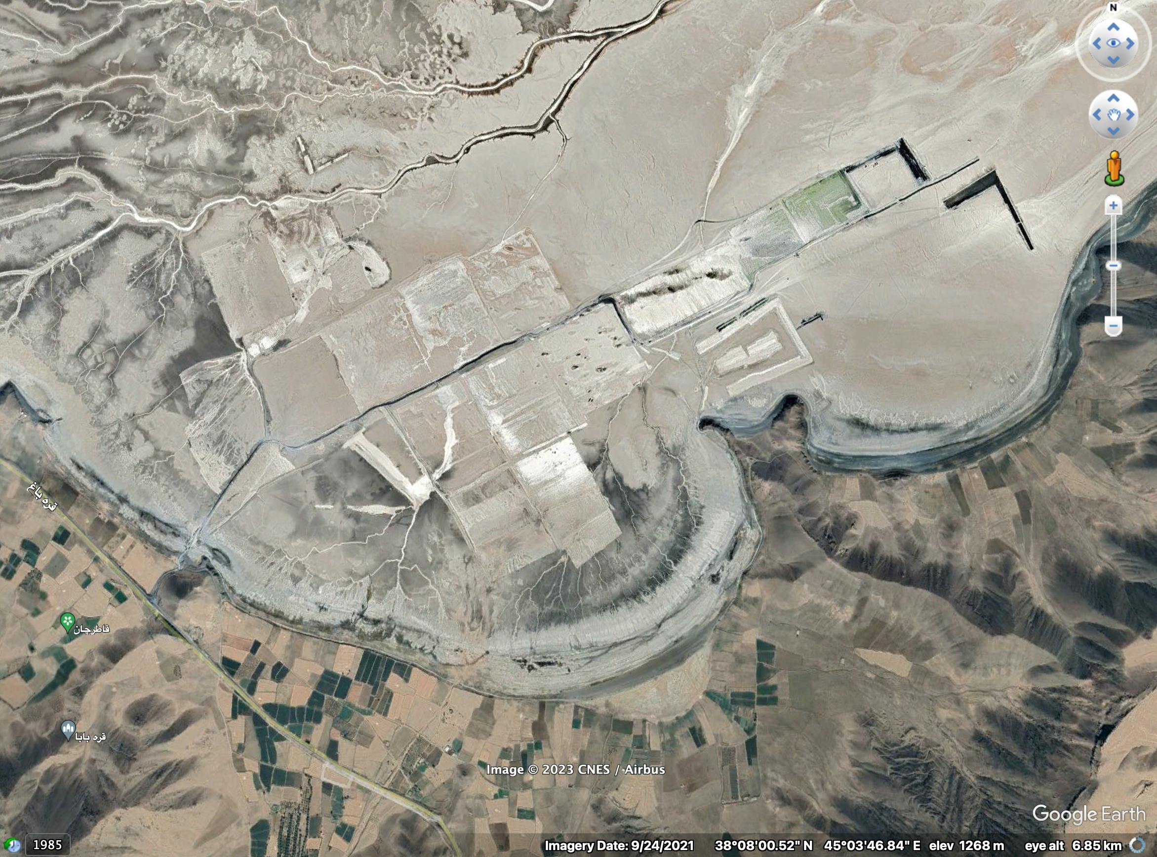 تصویر گوگل مپز از بخشی از یک ساحل سابق دریاچه ارومیه که ظاهرا در آن مواد معدنی مانند نمک برداشت می‌شود.